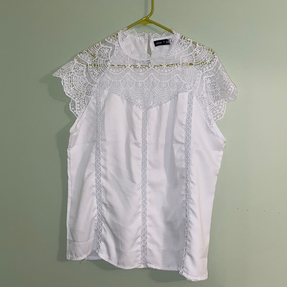 5/$25 Lacy white bloom chic blouse size 1x